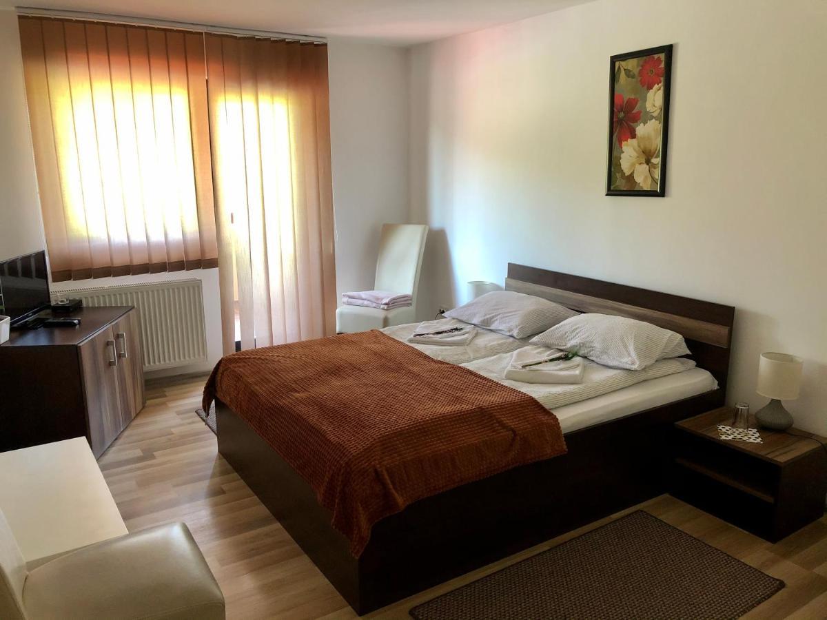 Aranykakas Etterem Es Panzio Bed & Breakfast Sîndominic Exterior photo