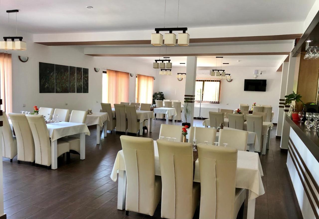 Aranykakas Etterem Es Panzio Bed & Breakfast Sîndominic Exterior photo