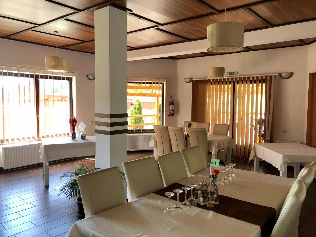 Aranykakas Etterem Es Panzio Bed & Breakfast Sîndominic Exterior photo