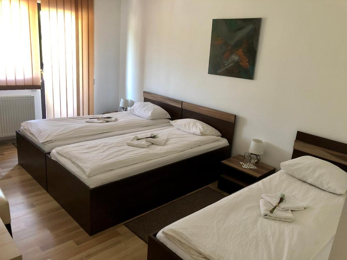 Aranykakas Etterem Es Panzio Bed & Breakfast Sîndominic Exterior photo