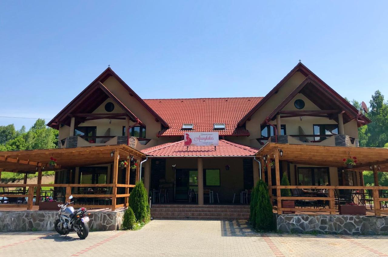 Aranykakas Etterem Es Panzio Bed & Breakfast Sîndominic Exterior photo