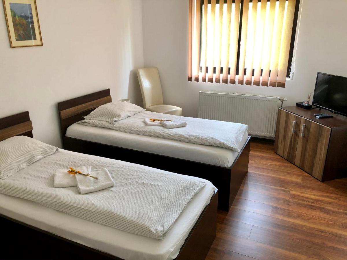 Aranykakas Etterem Es Panzio Bed & Breakfast Sîndominic Exterior photo