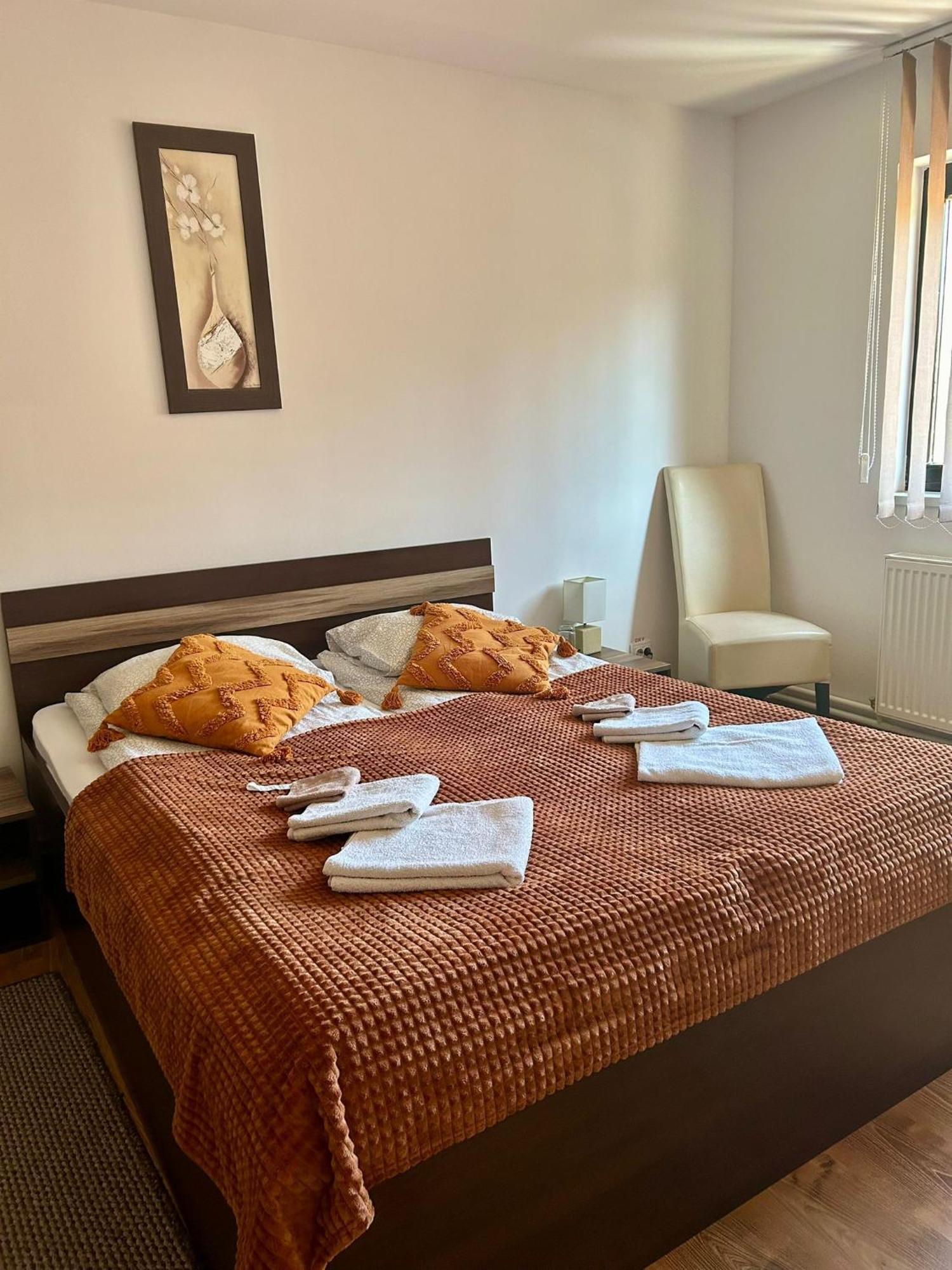 Aranykakas Etterem Es Panzio Bed & Breakfast Sîndominic Exterior photo