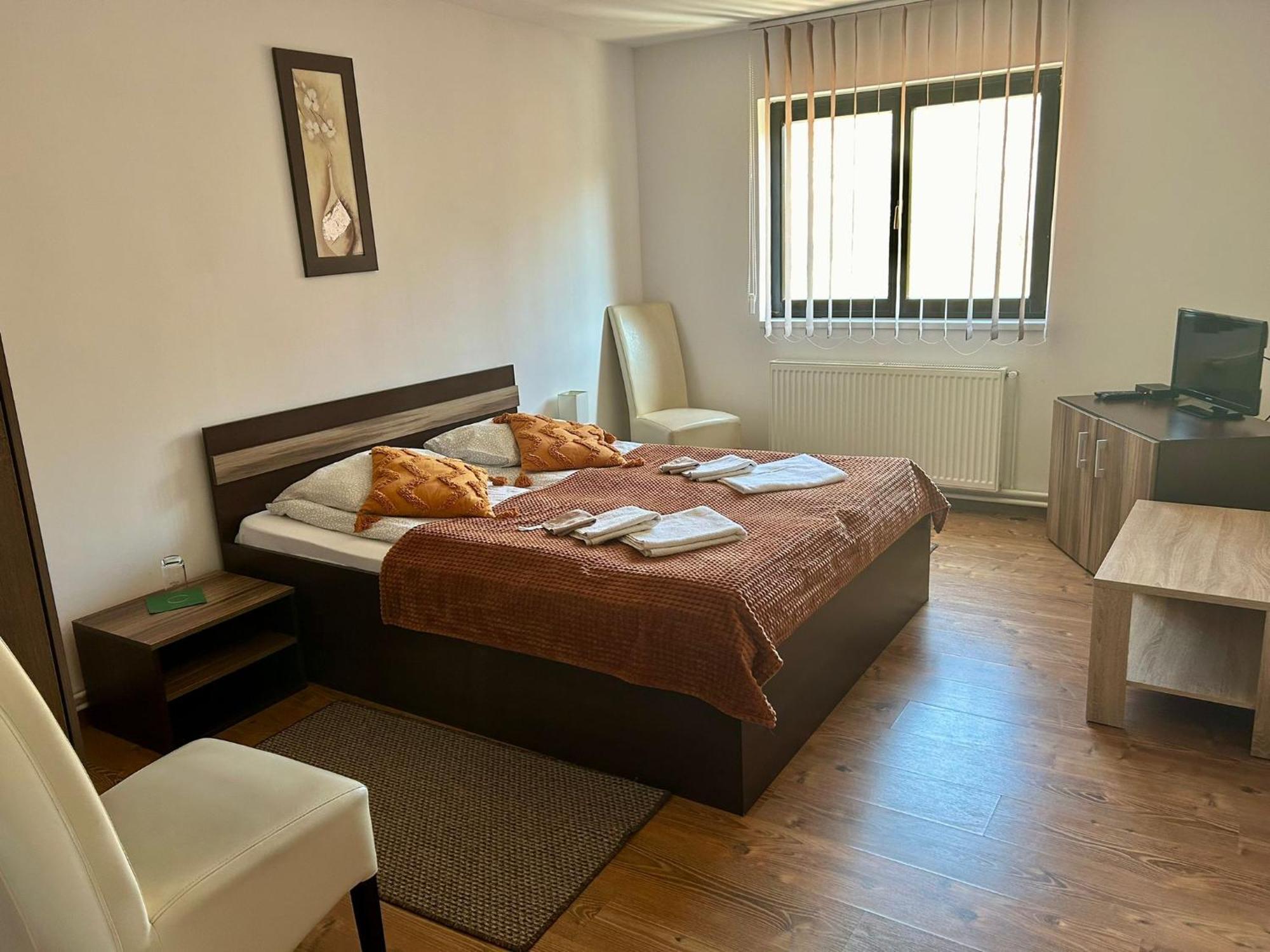 Aranykakas Etterem Es Panzio Bed & Breakfast Sîndominic Exterior photo